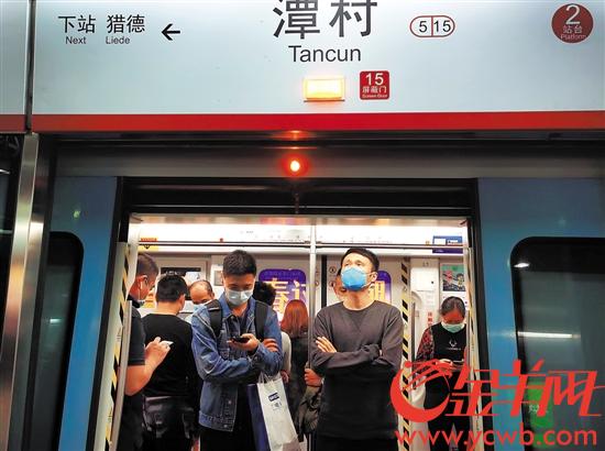 晚高峰期间广州地铁5号线车厢人流得到有效控制