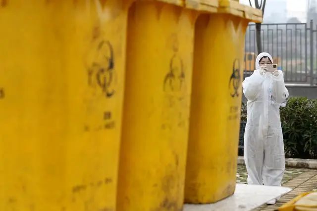  健康时报武汉前线记者张赫在新冠肺炎医疗垃圾调查现场。环球时报记者崔萌摄