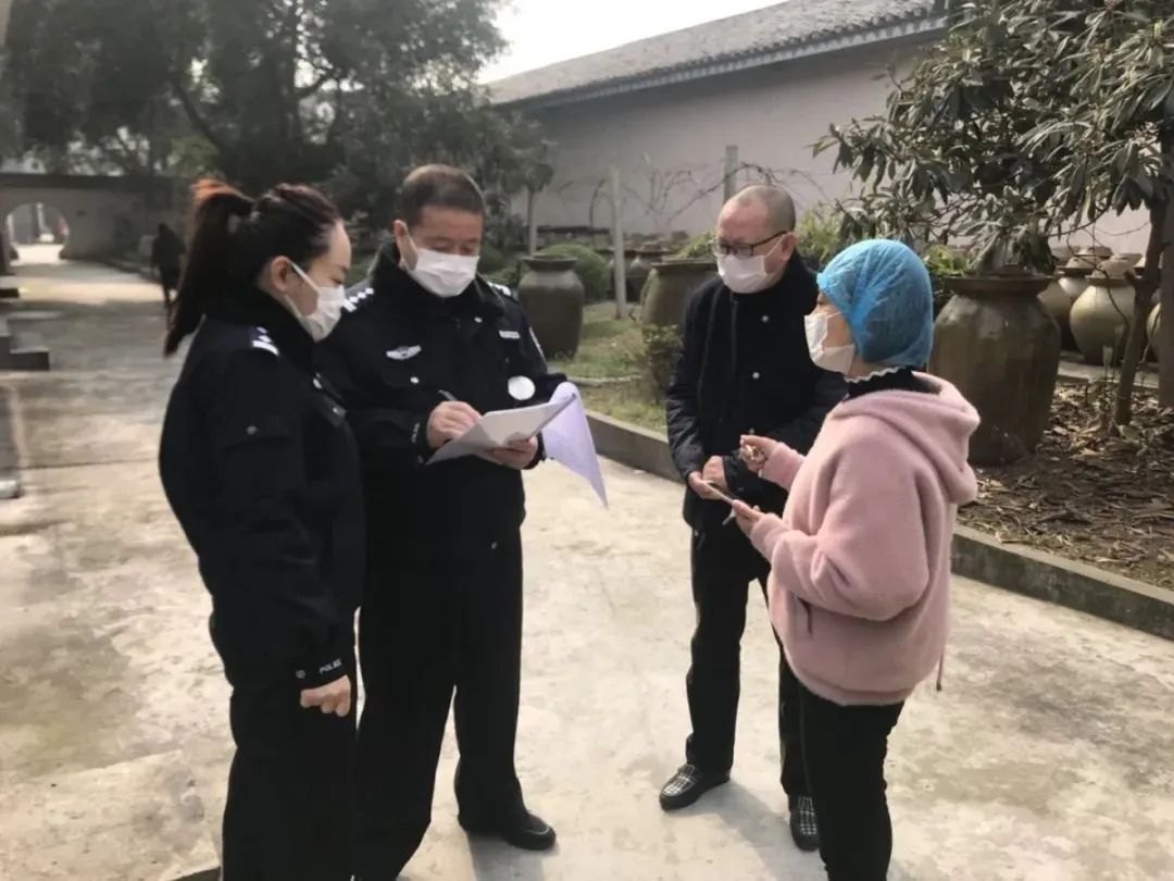 四川自贡禁毒民警:关键时刻,上!