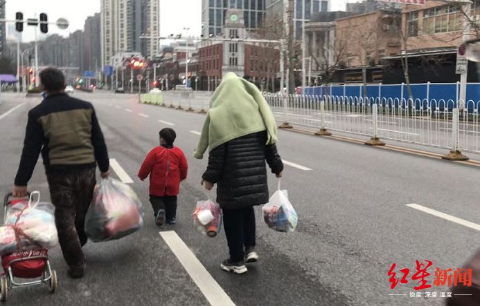 一家四口脱离华南海鲜市场,图据红星新闻