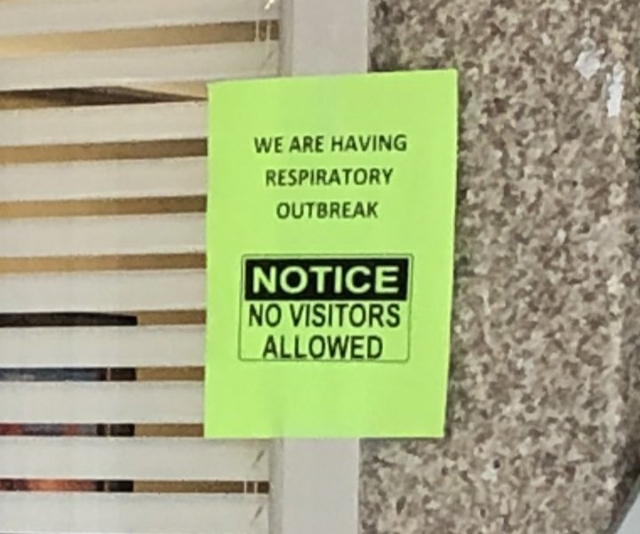 柯克兰生活护理中心张贴的告示：我们这里爆发了呼吸道疾病，谢绝访问 图自社交媒体