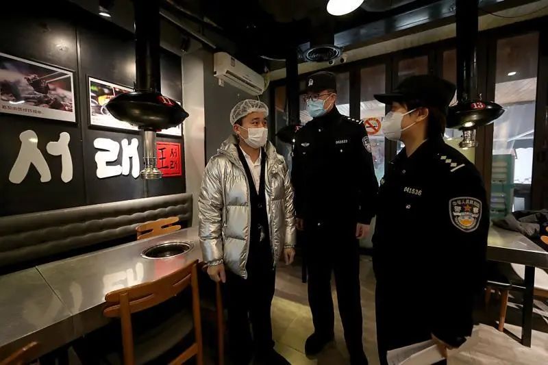盛舒敏与同事们走访了虹桥镇的4个小区,向商铺经营者发放告知书