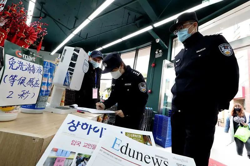 上海市公安局闵行分局虹桥龙柏派出所的涉外警组来到虹泉路的一家超市进行检查。 本文图片均为闵行区供图