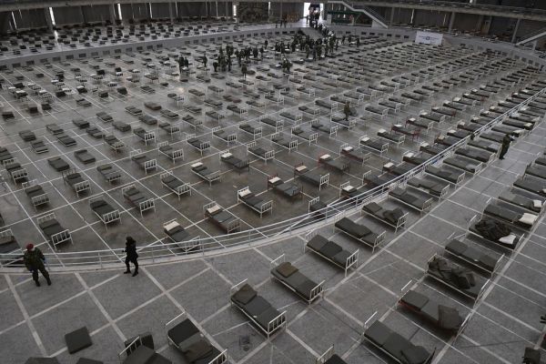 3月24日,在塞尔维亚首都贝尔格莱德,塞尔维亚士兵和工作人员为方舱医院组装病床。(新华社)