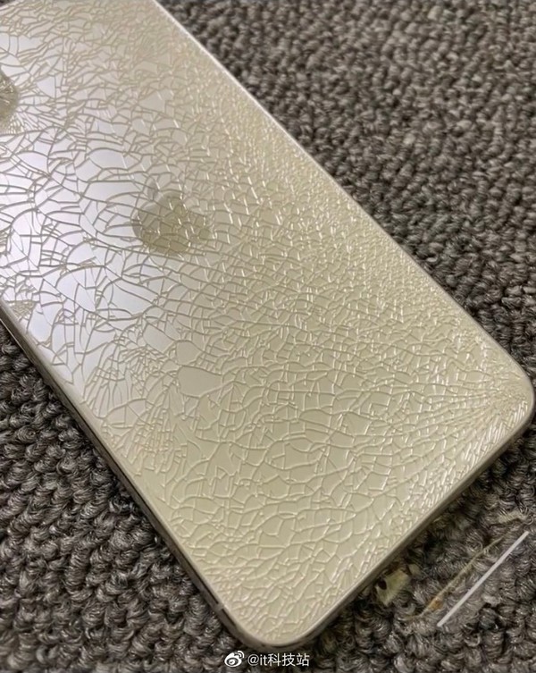 摔出冰裂纹的iPhone 11 Pro Max(图源微博)