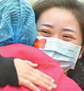 3月29日，武汉雷神山医院举行首批外省医疗队集中撤离仪式。临别之际，医护人员之间相拥而泣，难舍这份“战友情” 长江日报记者胡冬冬 摄