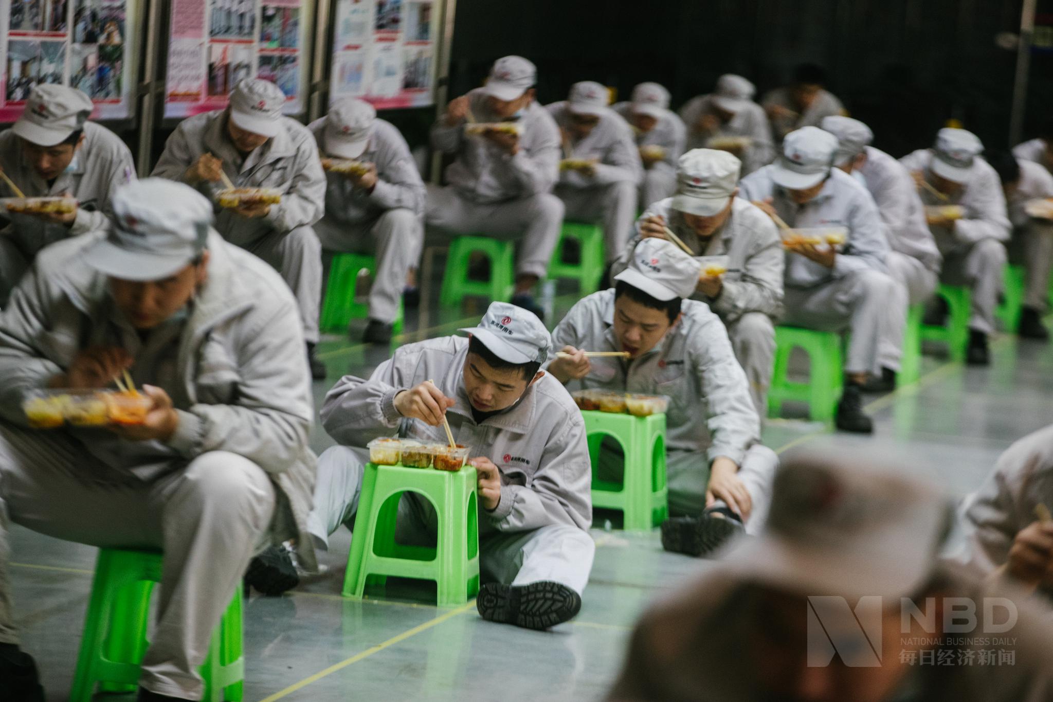 图|武汉汽车生产线恢复繁忙 流水线工人2米间距吃午饭