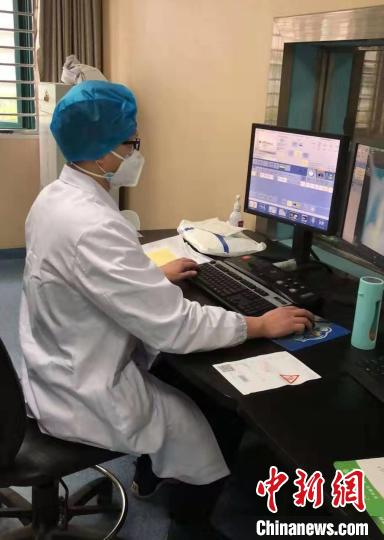 盟员钟台声在工作中 台盟湖北省委会供图