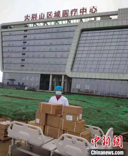 盟员李婷多方购置医用物资，捐给湖北省内地市医疗机构 台盟湖北省委会供图