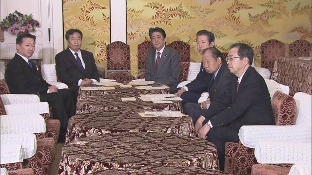 安倍与立宪民主党党首枝野幸男(左二)会谈(NHK)