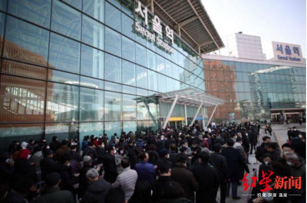 韩国民众在排队购买口罩 图据《中央日报》