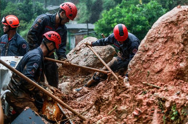 巴西东南部连日暴雨引发泥石流 已造成45人失踪