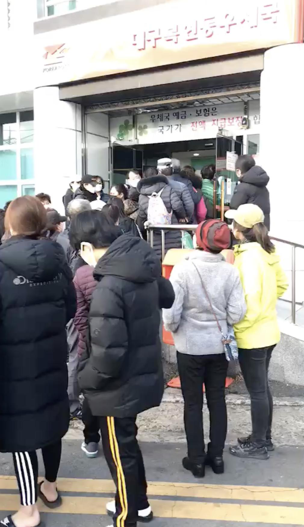据了解,大邱市民目前可以在邮局排队购买口罩,每人限购5个口罩。视频截图