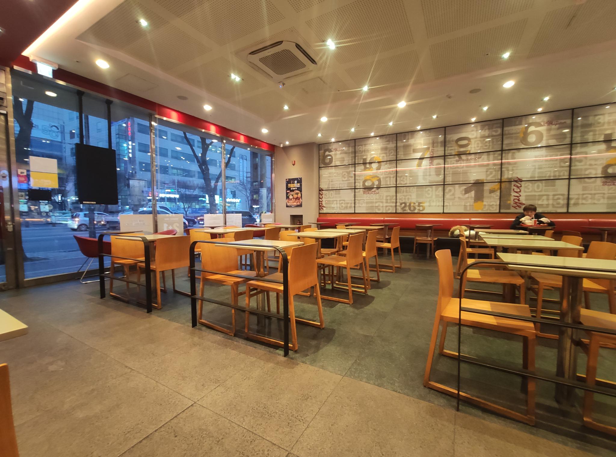 大邱当地的肯德基KFC快餐店仍然在营业,不过客人明显减少了。 曹先生 图