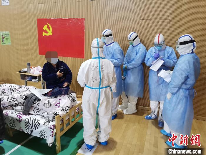 胡霜红在武昌方舱医院开展诊疗工作 台盟湖北省委会供图