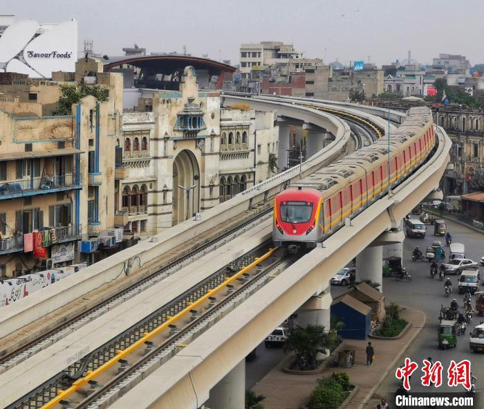 广州地铁集团是内地首家承接城际线路运营的地铁公司,日前还首次走出国门签下国际合同:将运维巴基斯坦首条地铁。 王华 摄