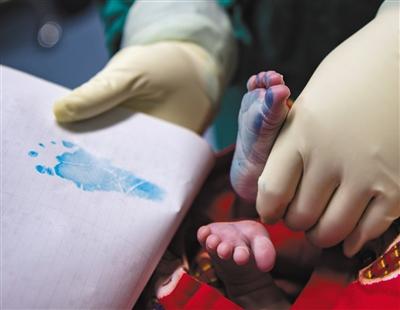 在出生证明上为小宝宝留下脚印。