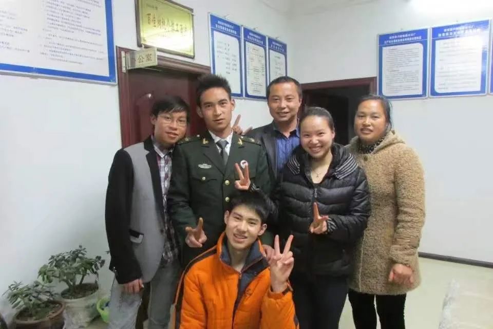 △杜富国入伍后***次回家探亲时拍的百口福