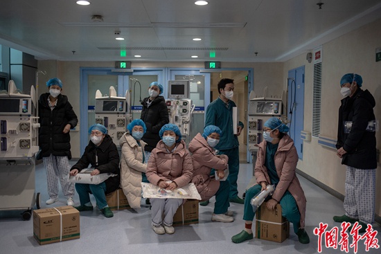 2月26日,湖北省武汉市同济医院光谷院区,血液净化中心的护士们在等待即将送到的援助物资。这支由20多名专科护理人员组成的“护肾小队”,负责为重症及危重症新冠肺炎患者做血液净化,清除体内细胞因子风暴。