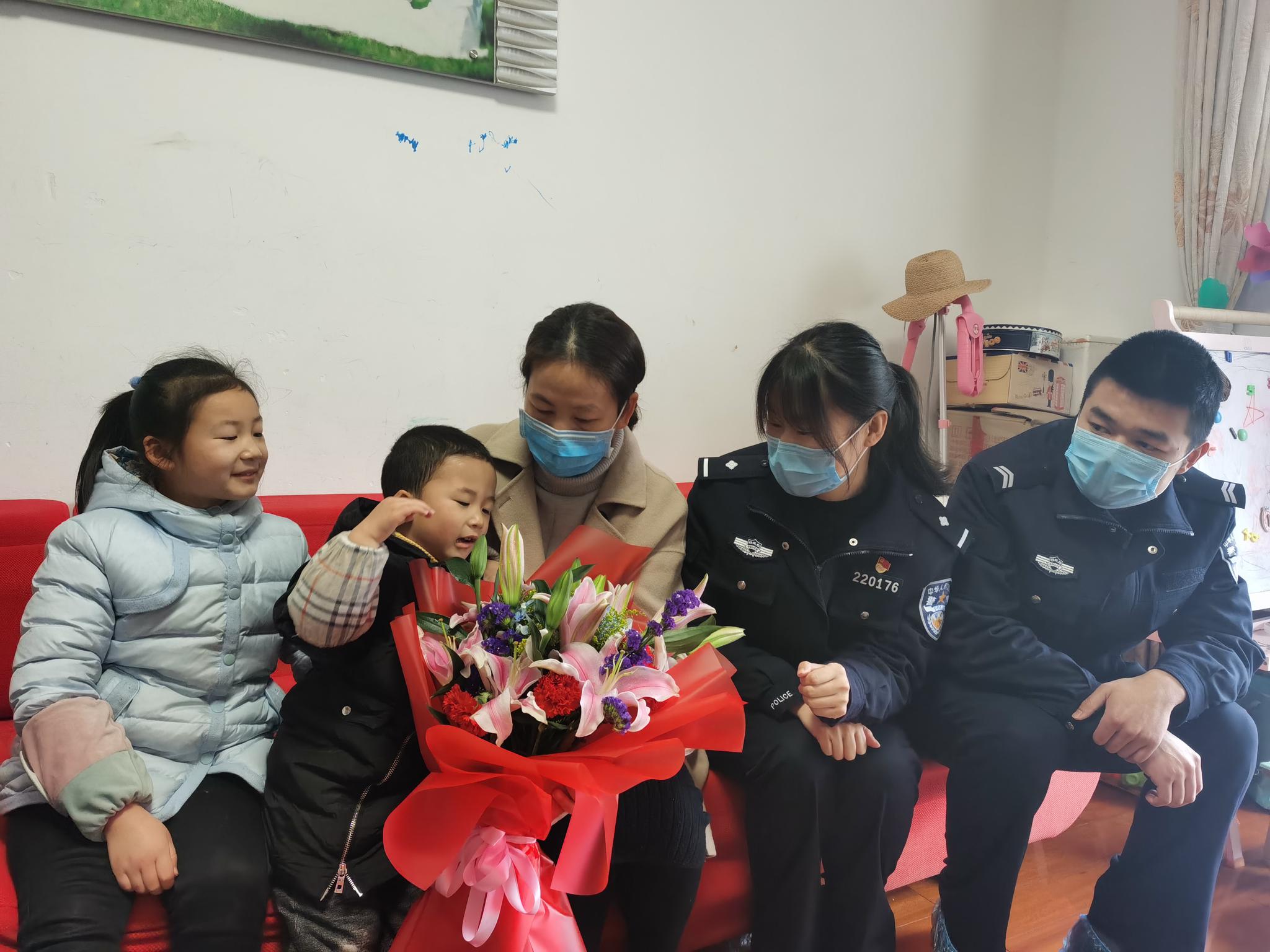 在黄山市医院王医生家中，王医生的儿子向大家展示爸爸从武汉传来的身着防护服的照片
