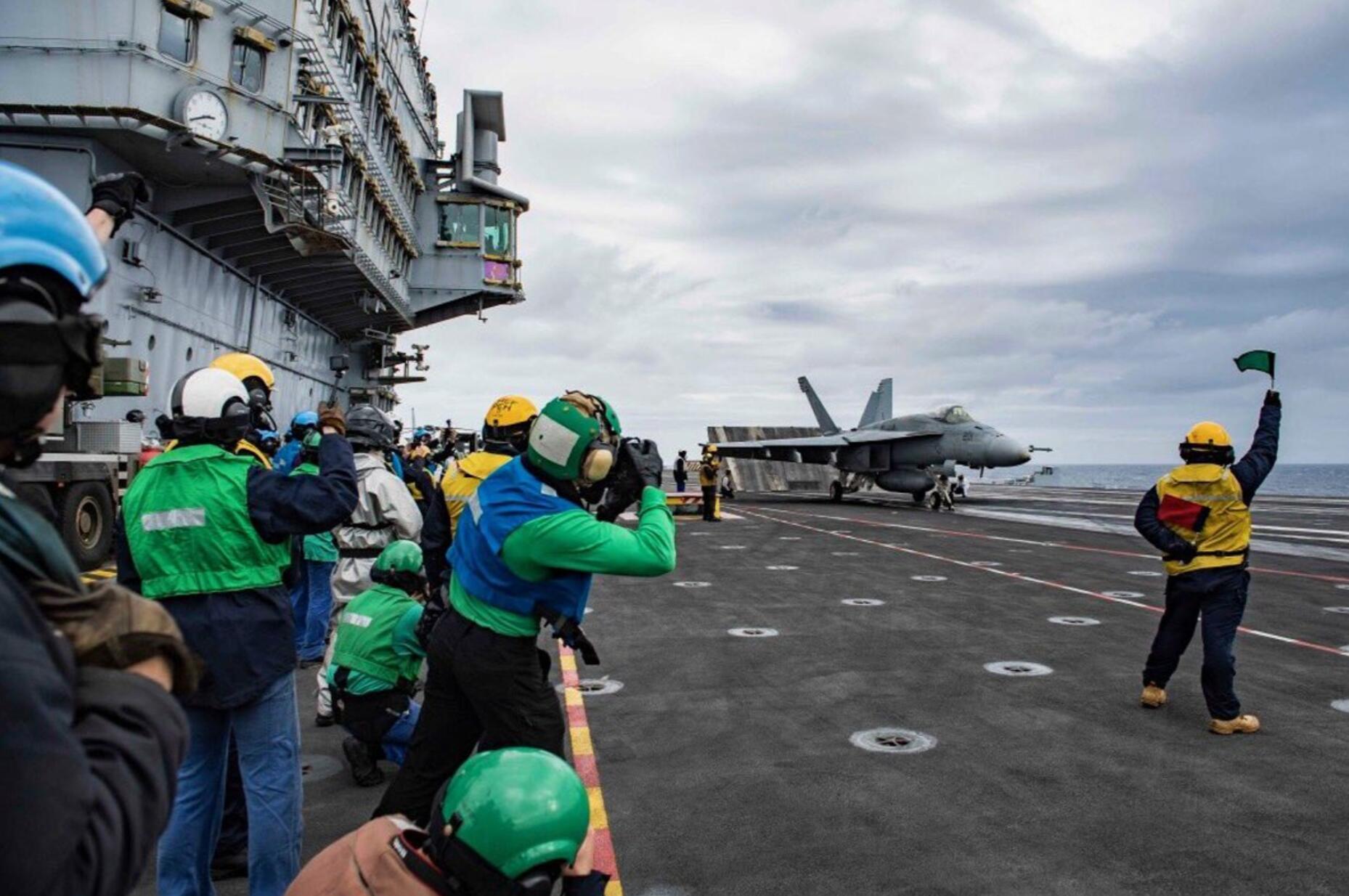 美法双航母现身地中海 互相在对方航母上起降战