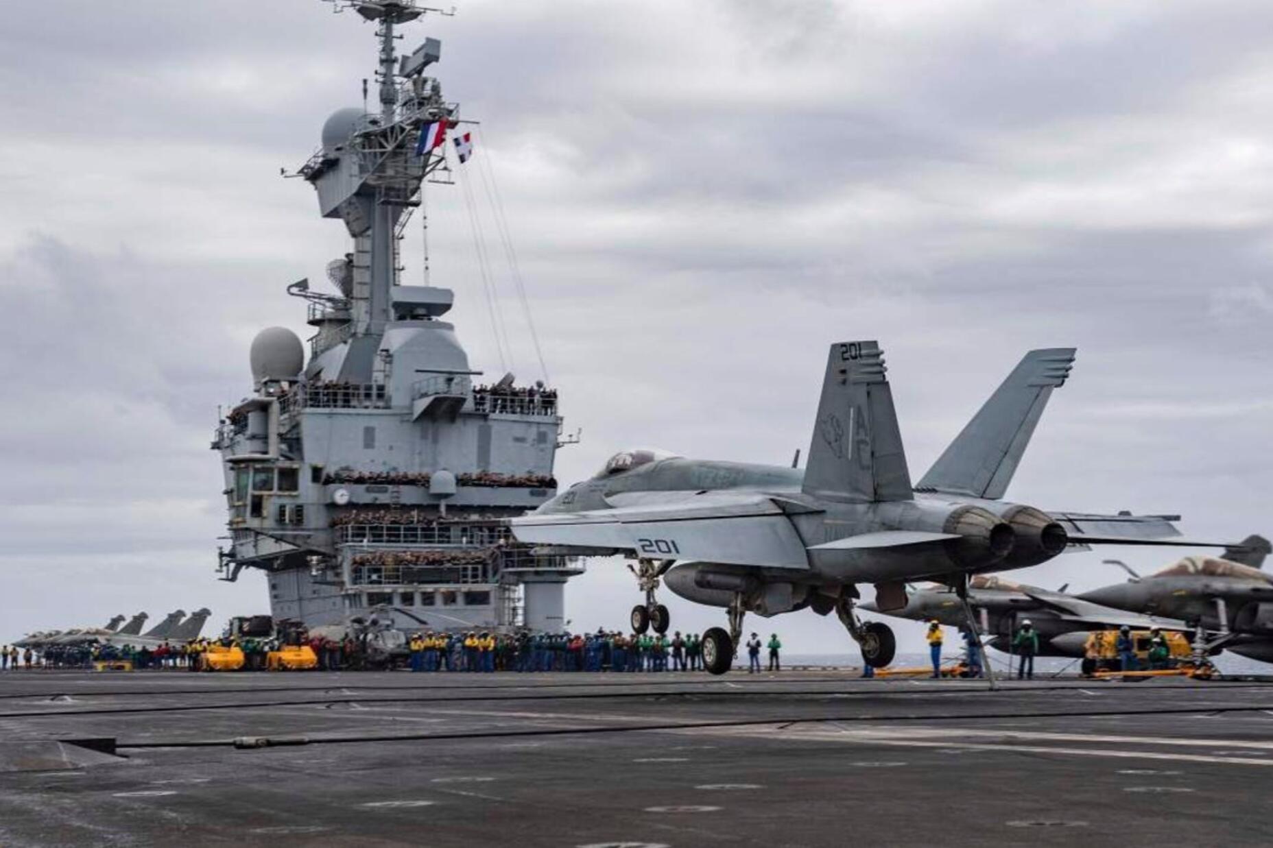 美法双航母现身地中海 互相在对方航母上起降战