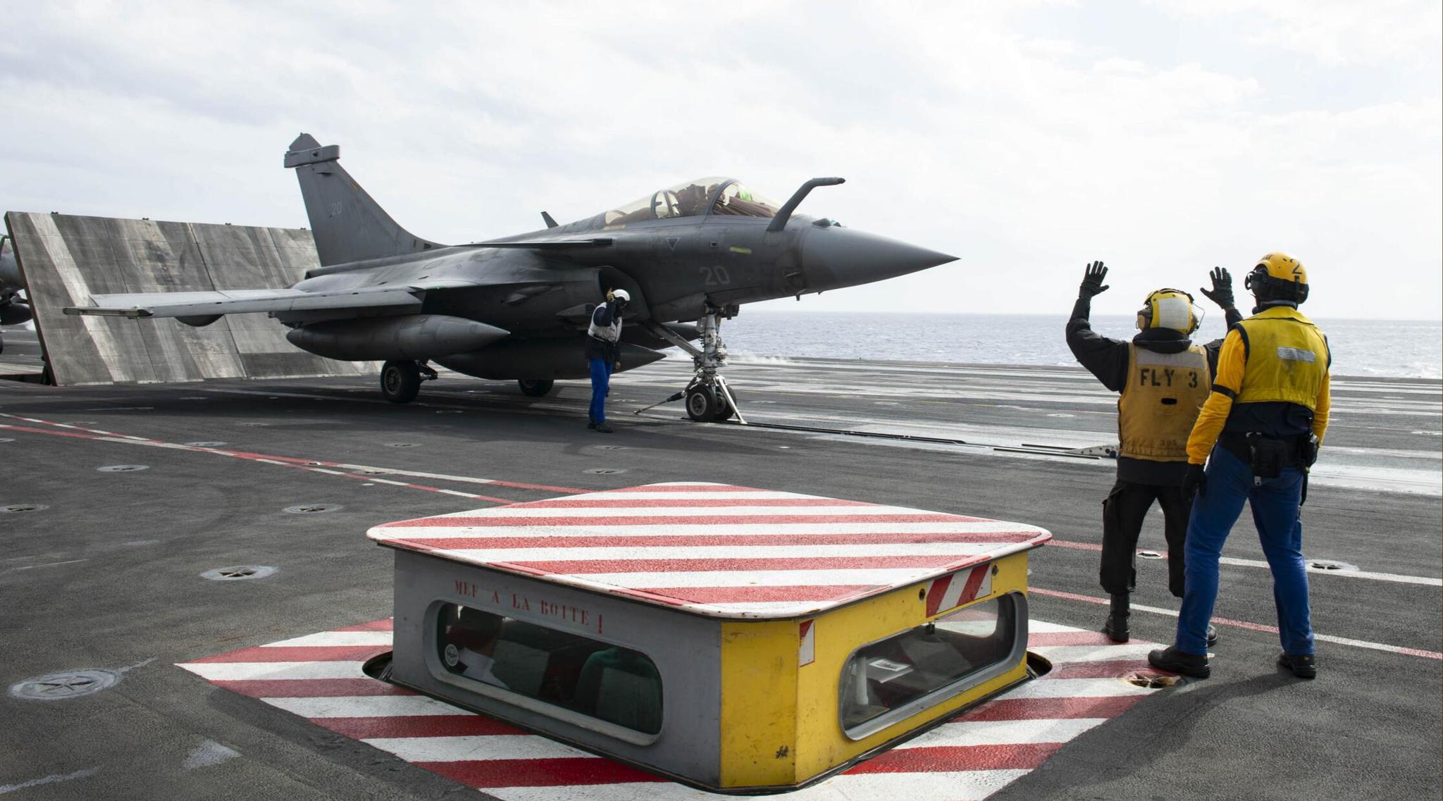 美法双航母现身地中海 互相在对方航母上起降战