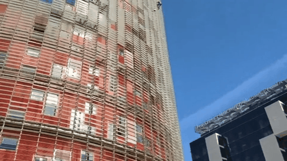 法国“蜘蛛侠”为消除民众对新冠肺炎的恐惧 攀爬巴塞罗那摩天大楼