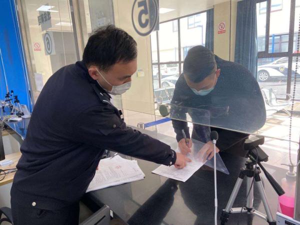 驾驶员接受警方处罚。交警总队供图