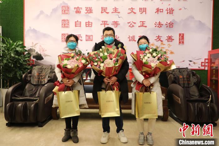 张露等3名人完成援助任务回到襄阳 姚敏 摄