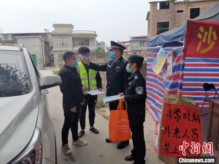 图为陈芳铭驻村防控。受访者提供