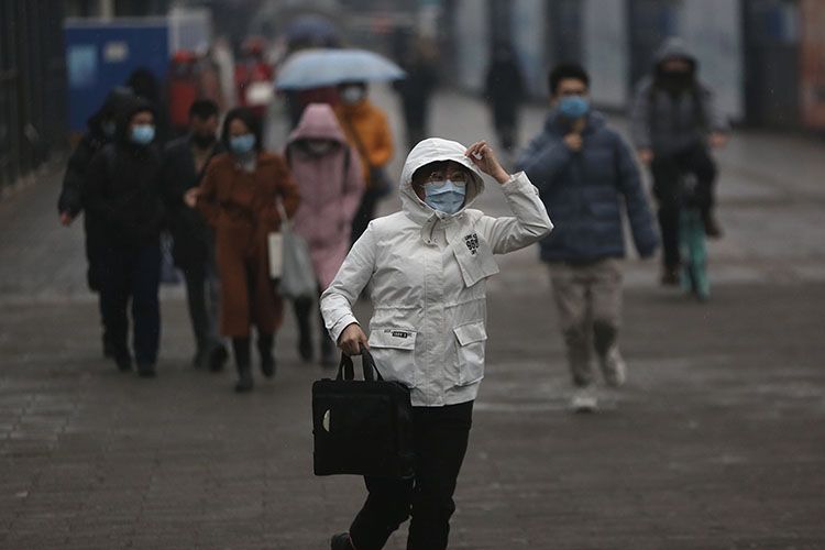 西二旗地铁站外,没带雨具的市民快步赶往地铁站。