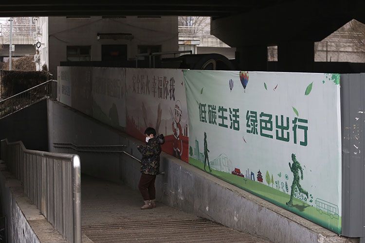 没带雨具的市民在立交桥下避雨。