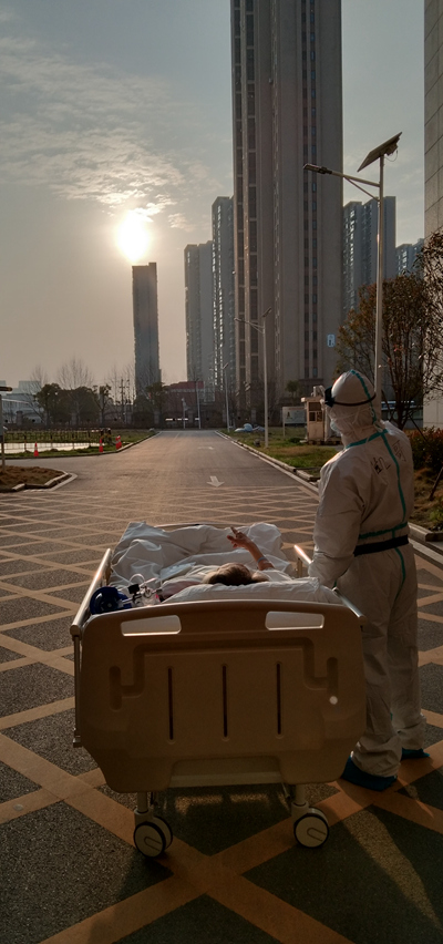 他们一起看太阳 这让很多人流泪了