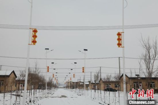 图为张北县台路沟乡后大营滩村的雪中的新民居。　李新兴 摄