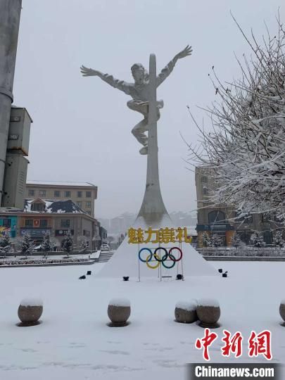 图为崇礼主城区的冬奥元素雕塑。 董晓霞 摄