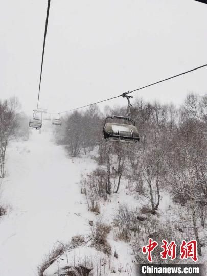 图为雪中的崇礼云顶滑雪场。　陈莉娜 摄
