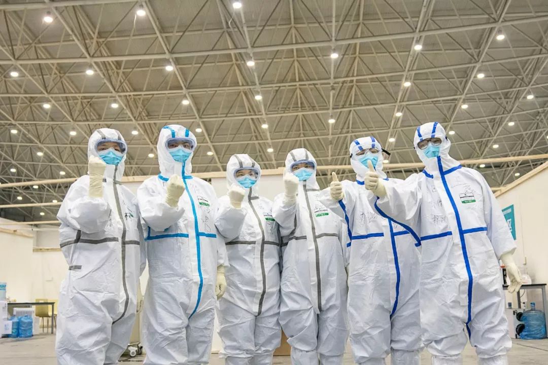 ▲2月10日,在武汉客厅方舱医院,几名医护人员为本身打气。(新华社记者 熊琦 摄)