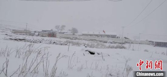 雪中的坝上农村。　李新兴 摄