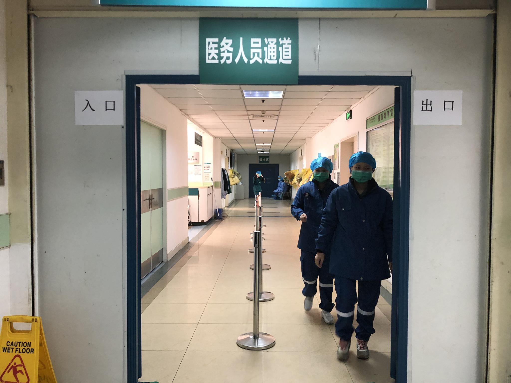2月18日,武汉市***医院门诊楼医务人员通道。新京报记者 向凯 摄