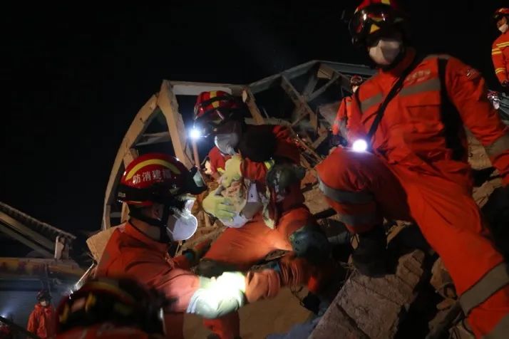 直击泉州酒店倒塌现场救援：“先救他，我可以再等等！”|救援