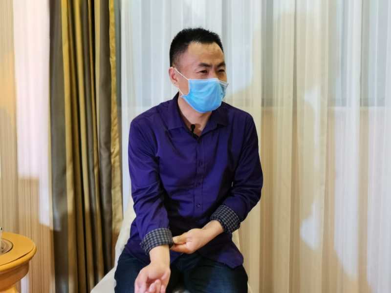 3月6日申军良抵达广州后接受澎湃新闻采访。 澎湃新闻记者 朱远祥 图