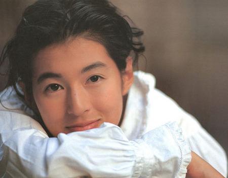 《东京爱情故事》重启,赤名莉香生于1994。观众更怀念30年前铃木保奈美的微笑
