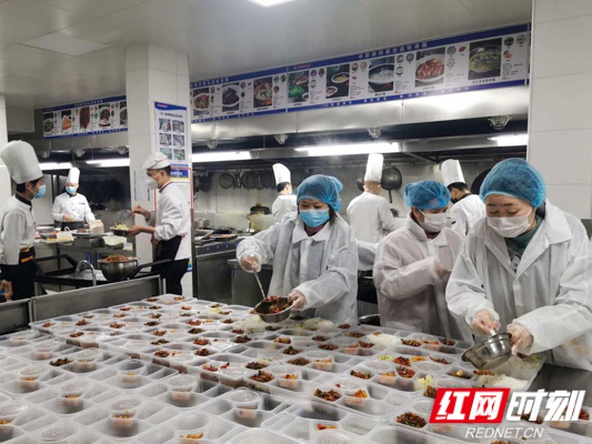 郴州市女企业家协会会长封雅林的酒店厨房内，工作人员正在准备爱心盒饭。
