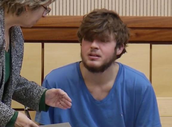 美国男子与女友约会 兜里手枪却意外走火击伤对