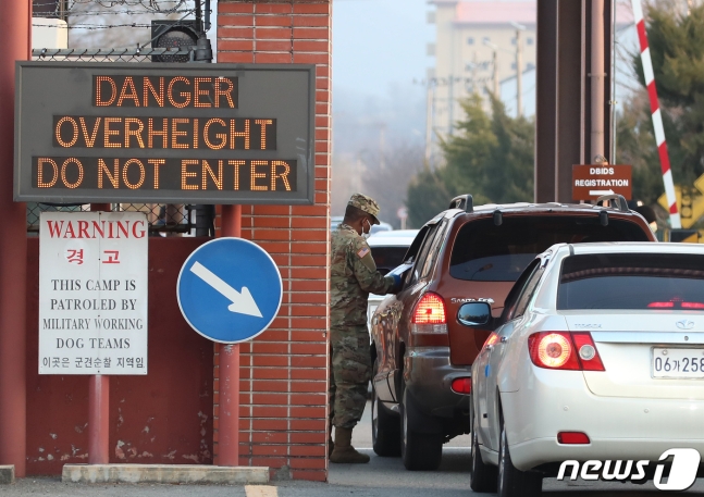韩国庆尚北道一美军基地，士兵戴口罩执勤。（news 1）