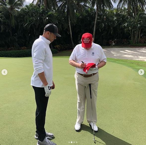 疫情严峻特朗普去打高尔夫了 曾经的誓言遭“挖