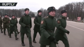 俄罗斯200名男兵这样给女兵庆祝节日(图)