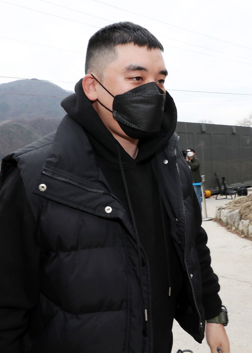 胜利正式入伍,因韩国疫情蔓延粉丝均未现身