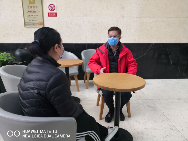 沙莎在和医疗队队员面对面诊疗。受访者供图